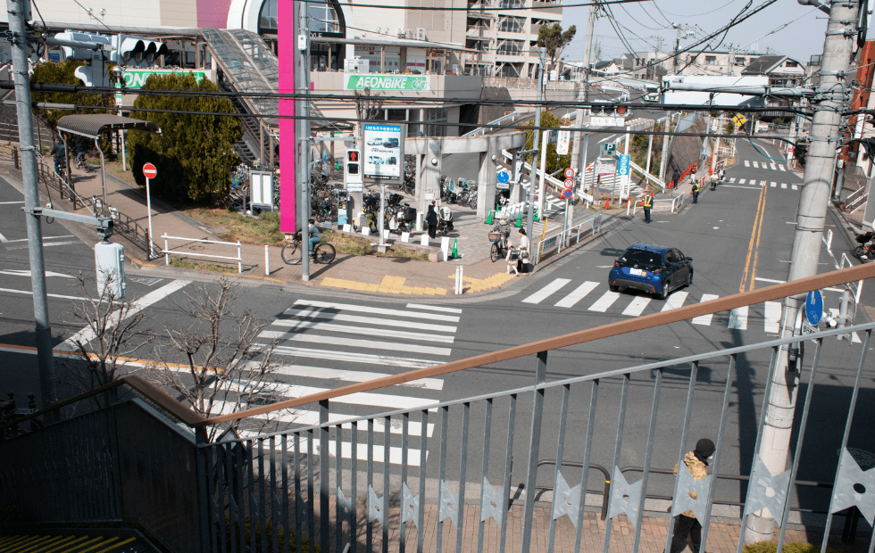 写真：階段とT字路の交差点の横断歩道